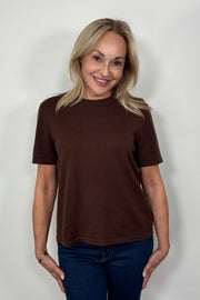 Front view of woman wearing a cashmere brown t-shirt