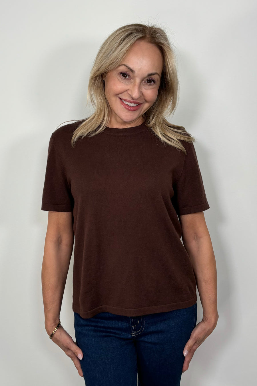 Front view of woman wearing a cashmere brown t-shirt