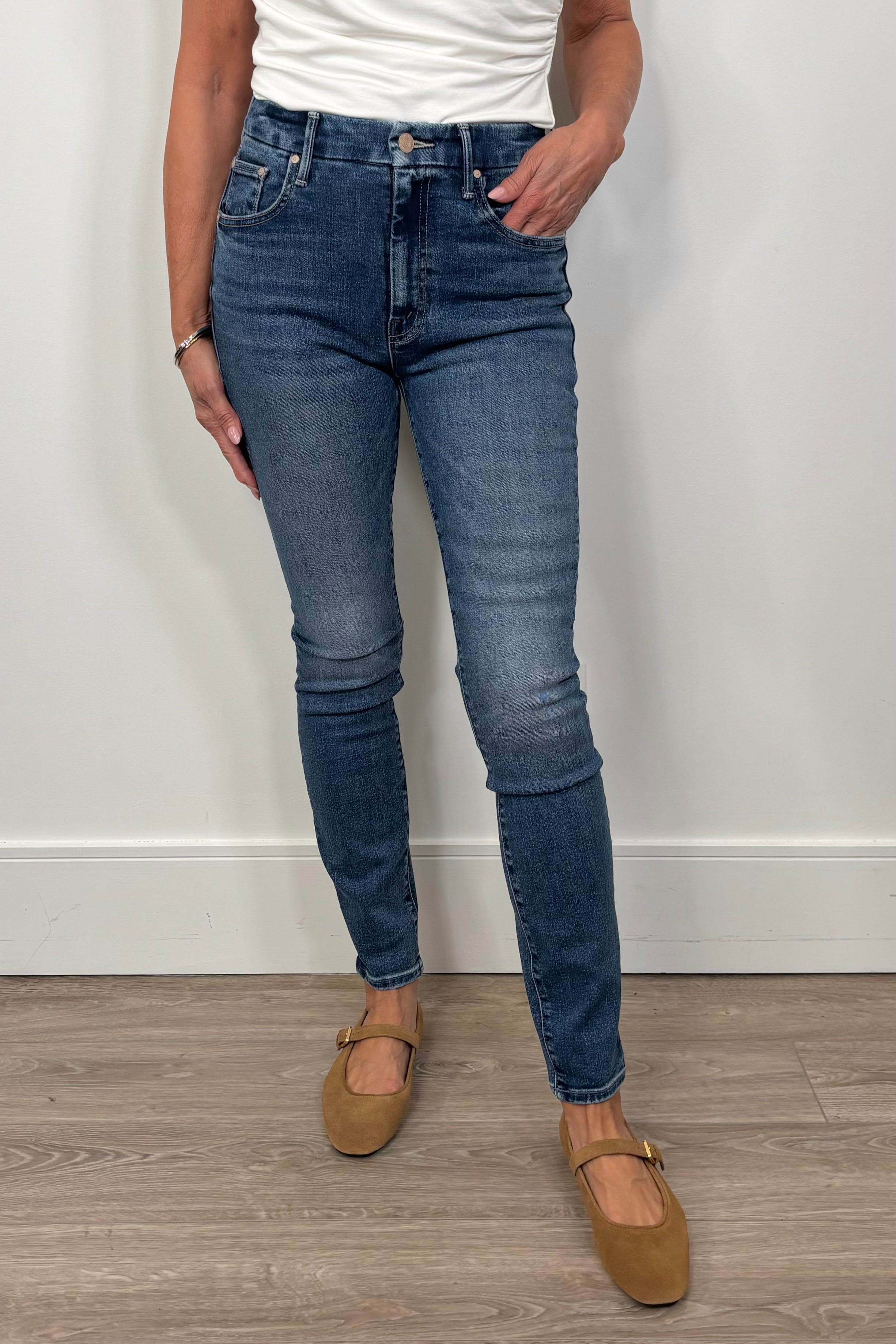 woman wearing skinny blue jeans