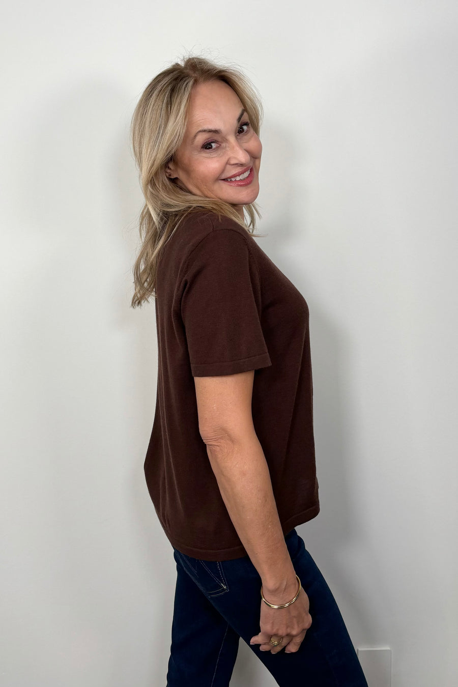 Side view of woman wearing a cashmere brown t-shirt