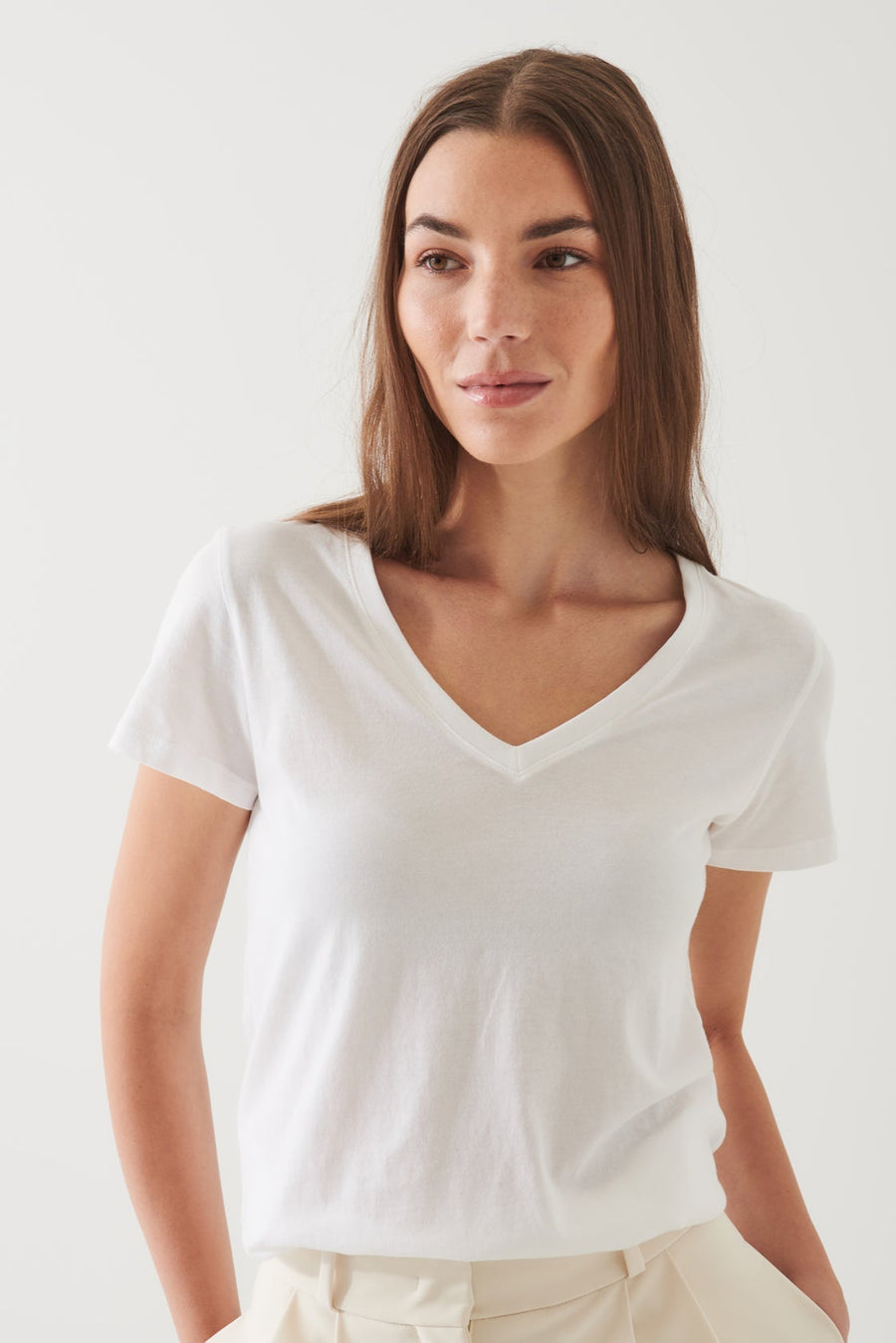 Patrick Assaraf Classic Cotton V-Neck T-Shirt in White