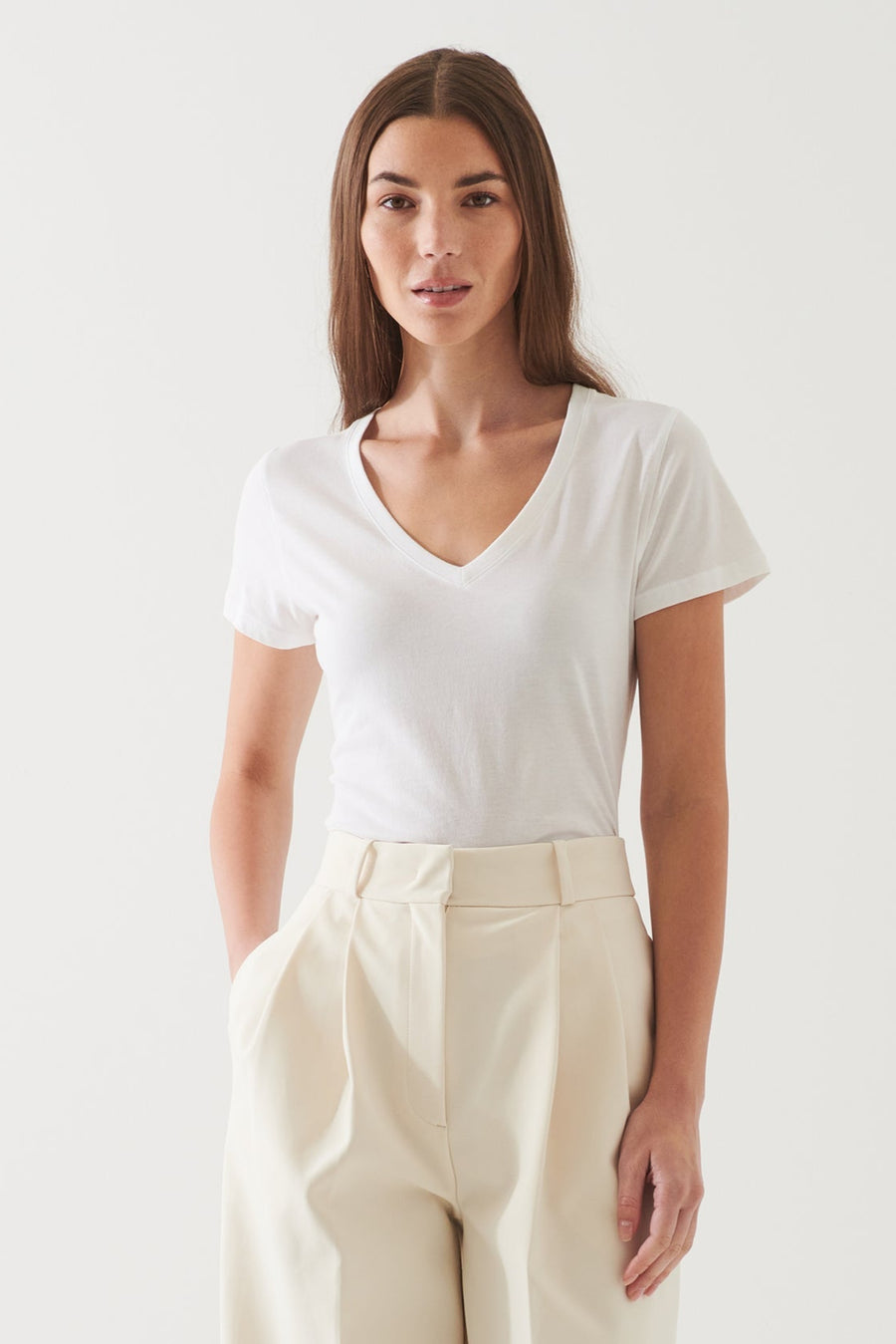 Patrick Assaraf Classic Cotton V-Neck T-Shirt in White