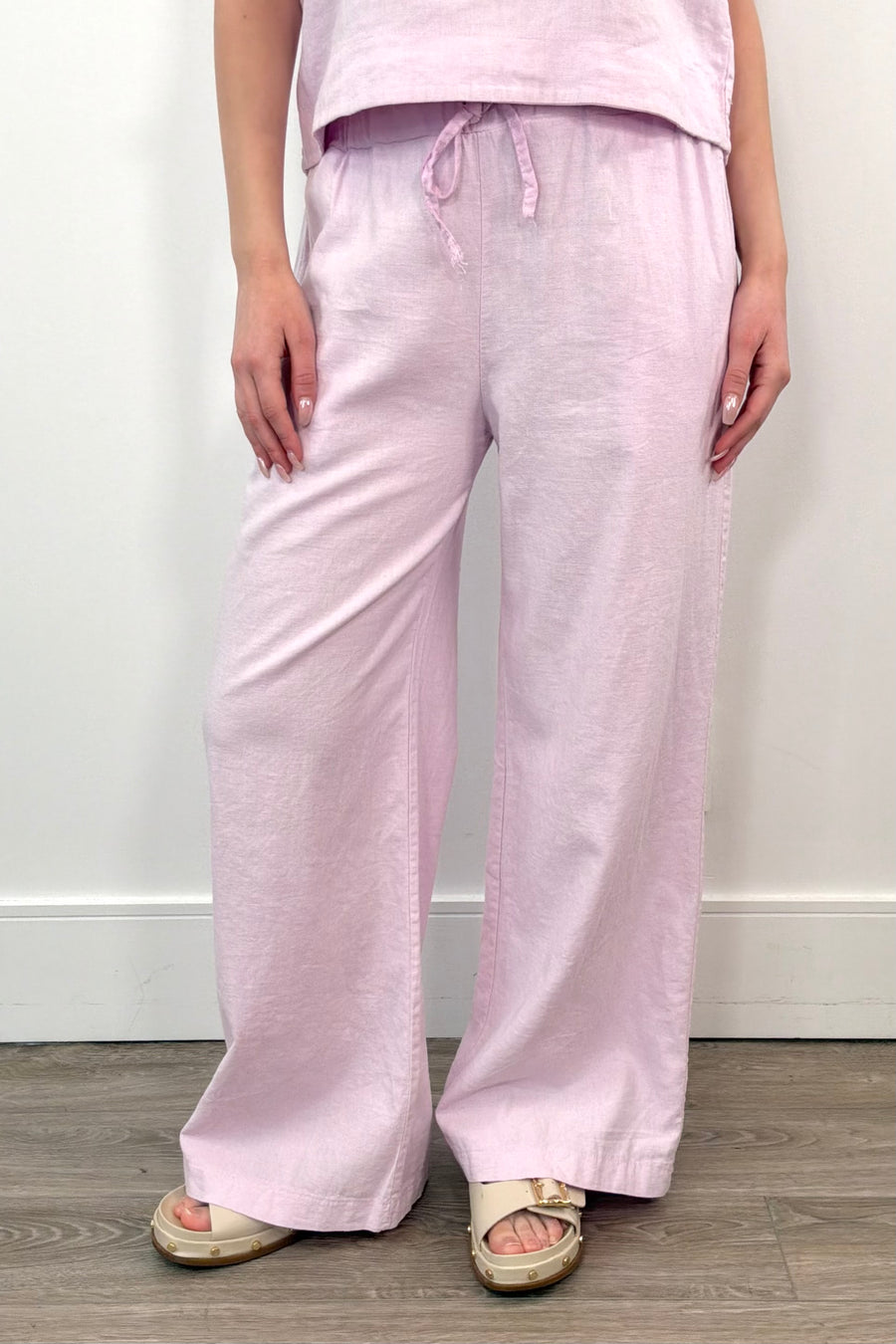 Woman wearingWide leg, cotton wall pant in light pink