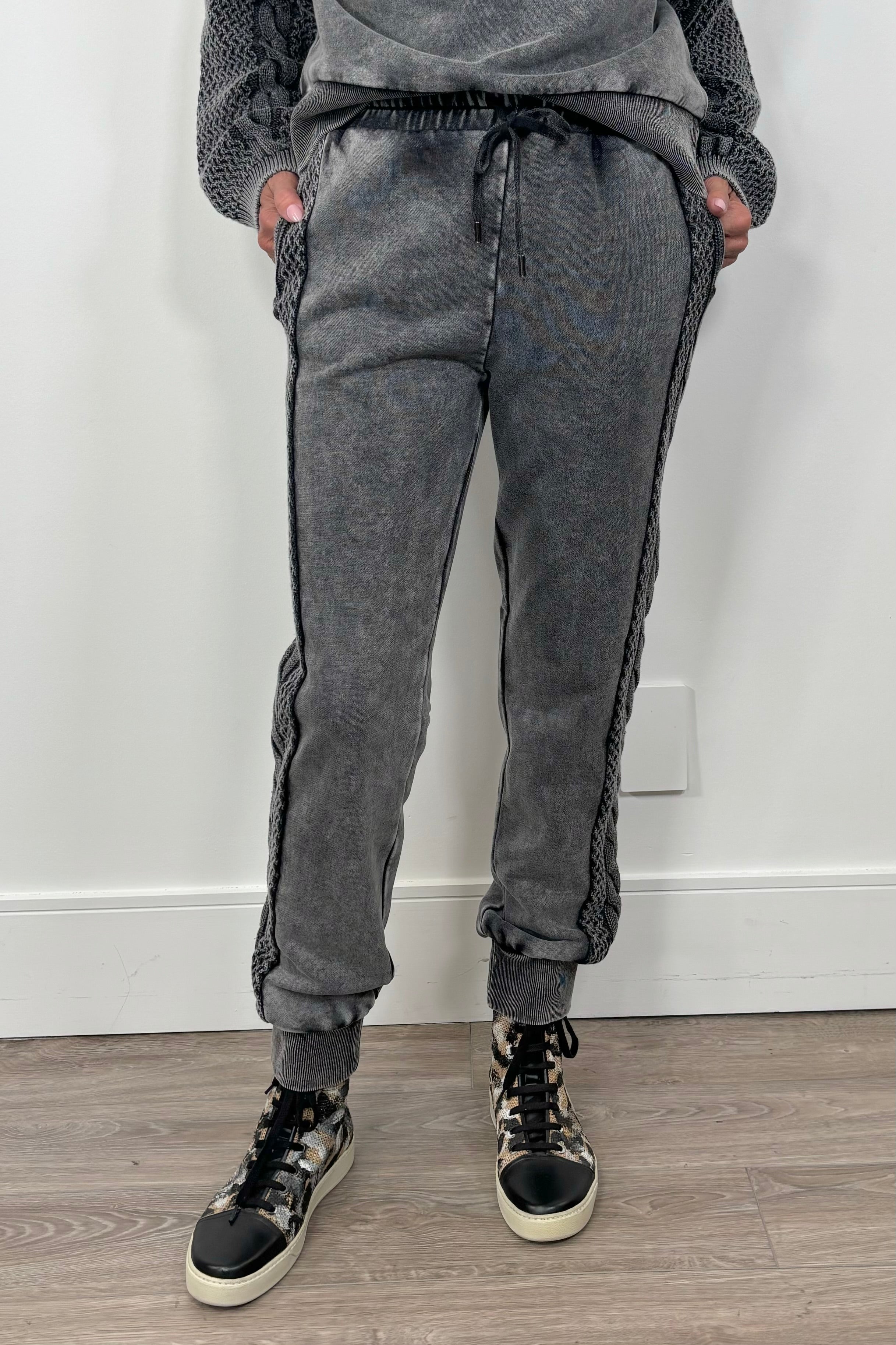 woman wearing gray cuffed sweatpants 