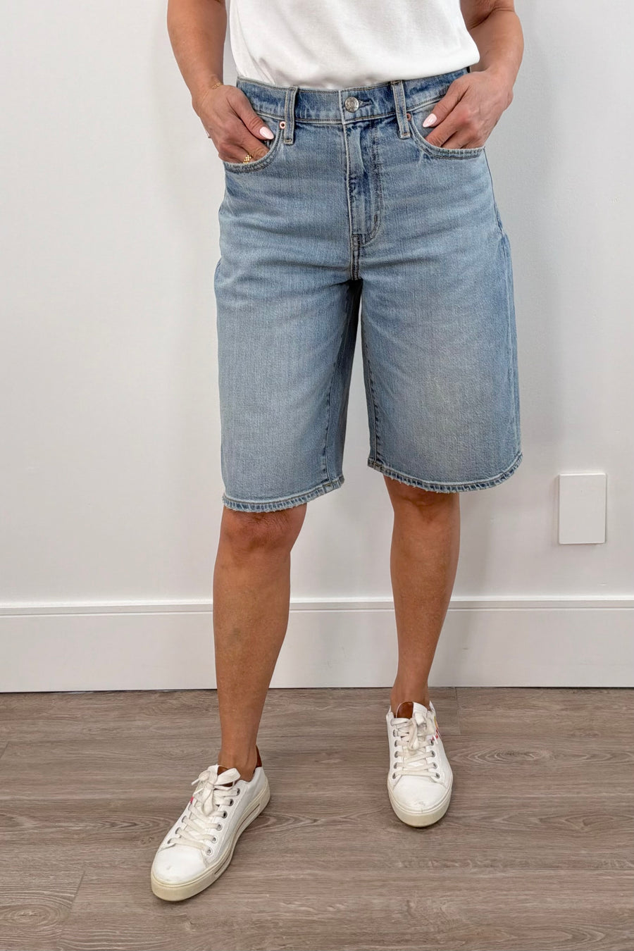 Woman wearing a light blue washed baggy jort