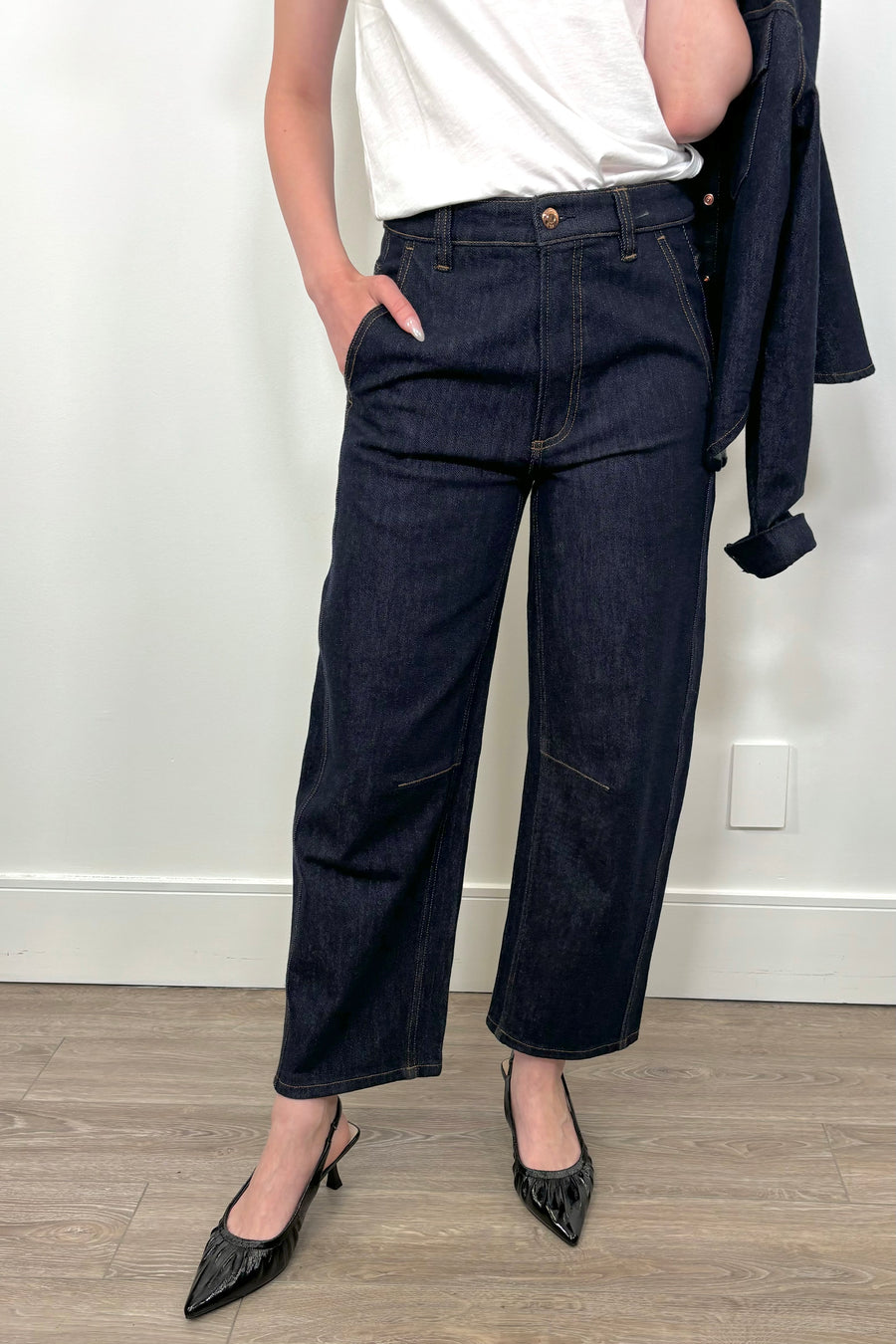woman wearing a barrel denim jean