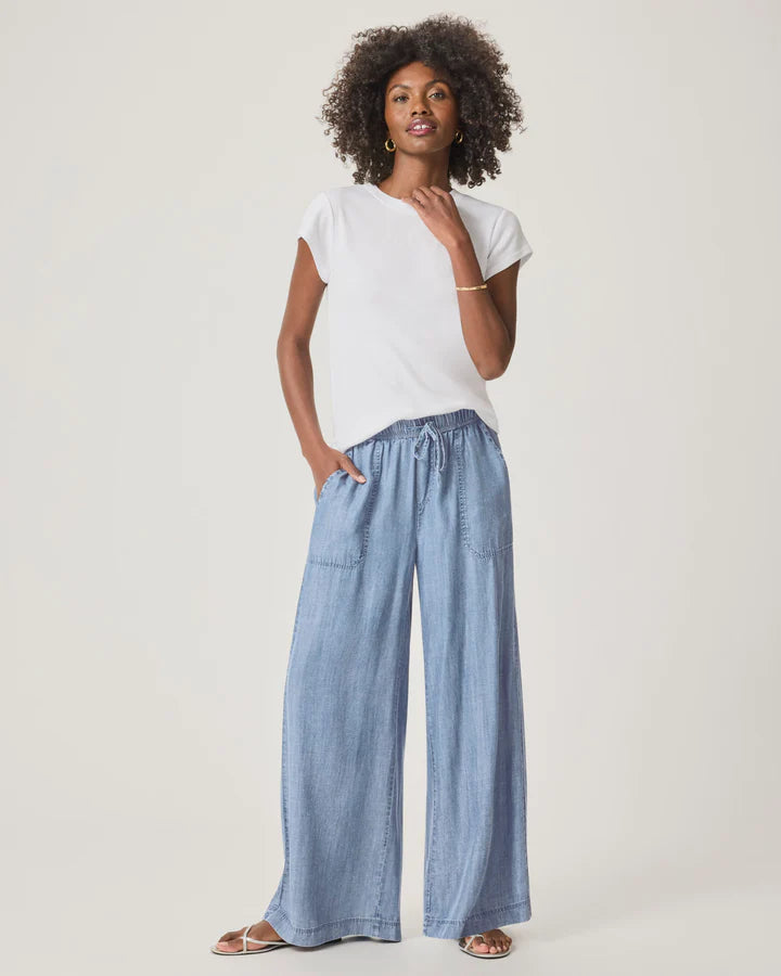 Woman wearing a white crewneck tee shirt