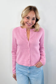Woman wearing a pink ribbed cardigan