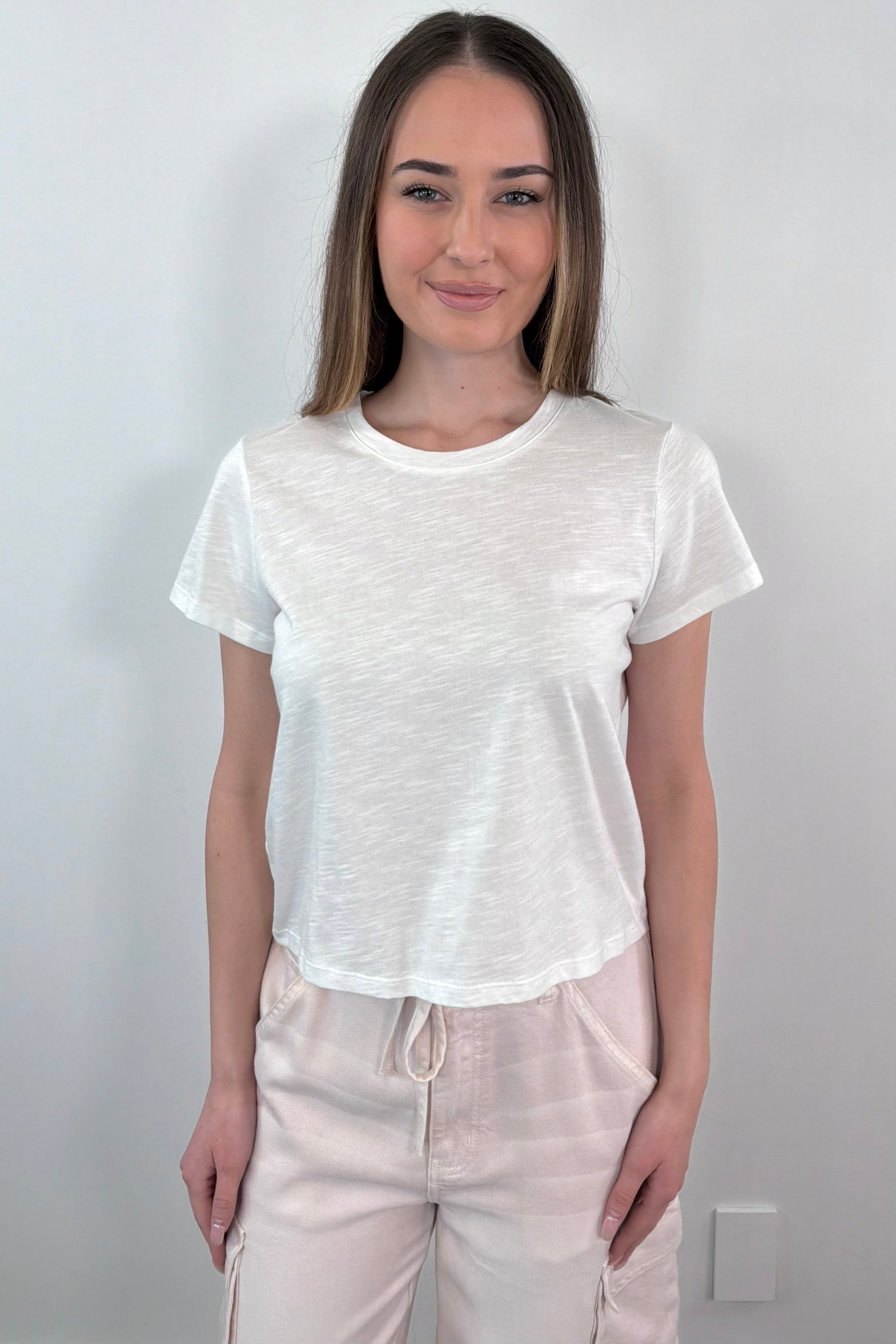 Woman wearing a white short sleeve tee
