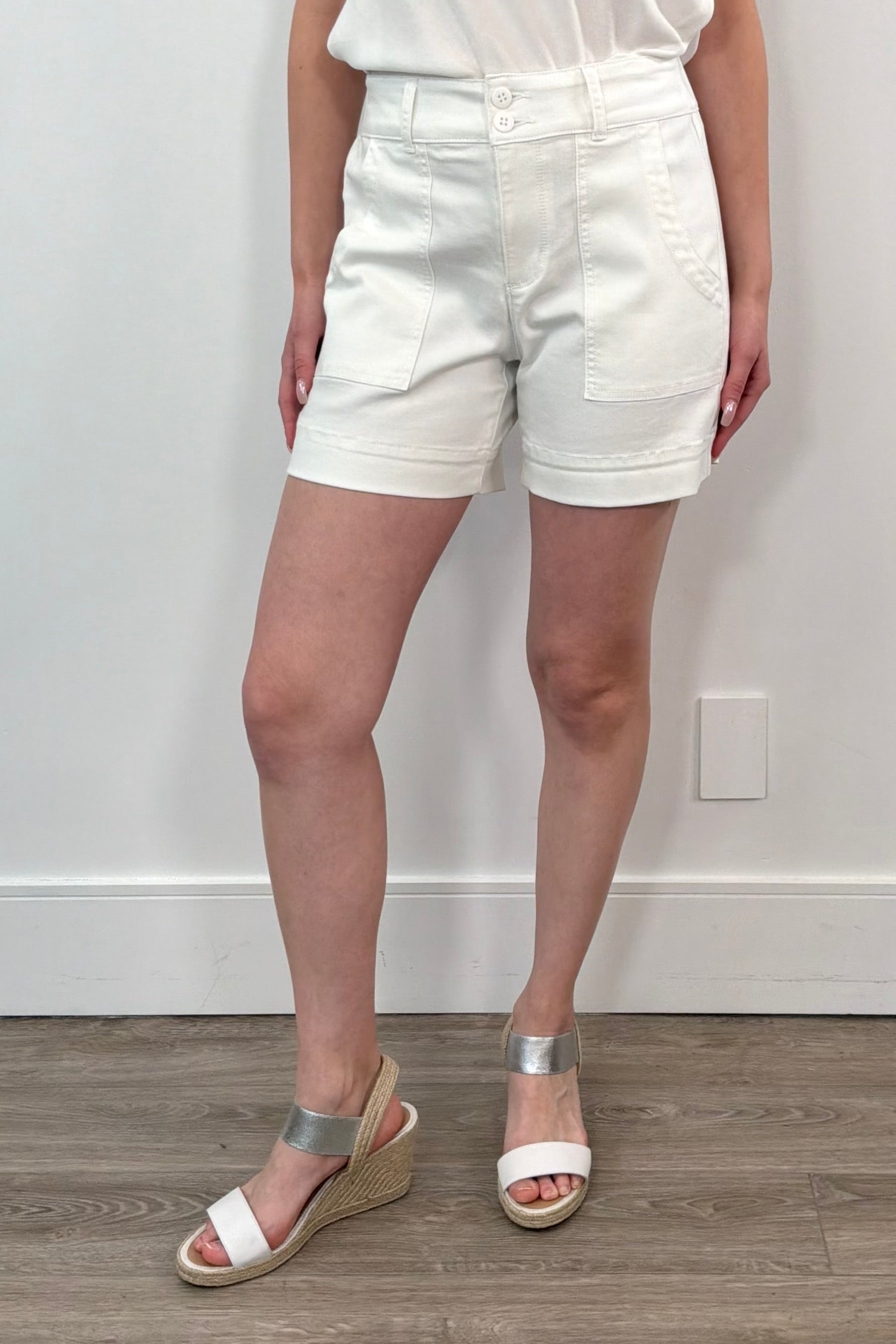 Woman wearing rigid shorts in chalk