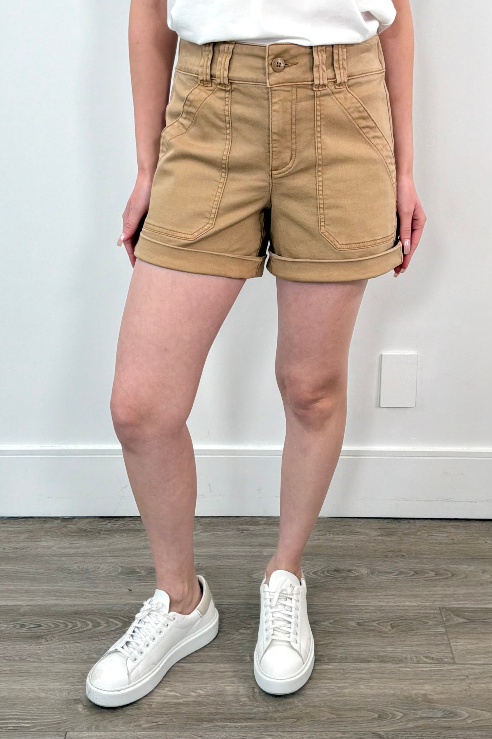Woman wearing rigid shorts in washed beige