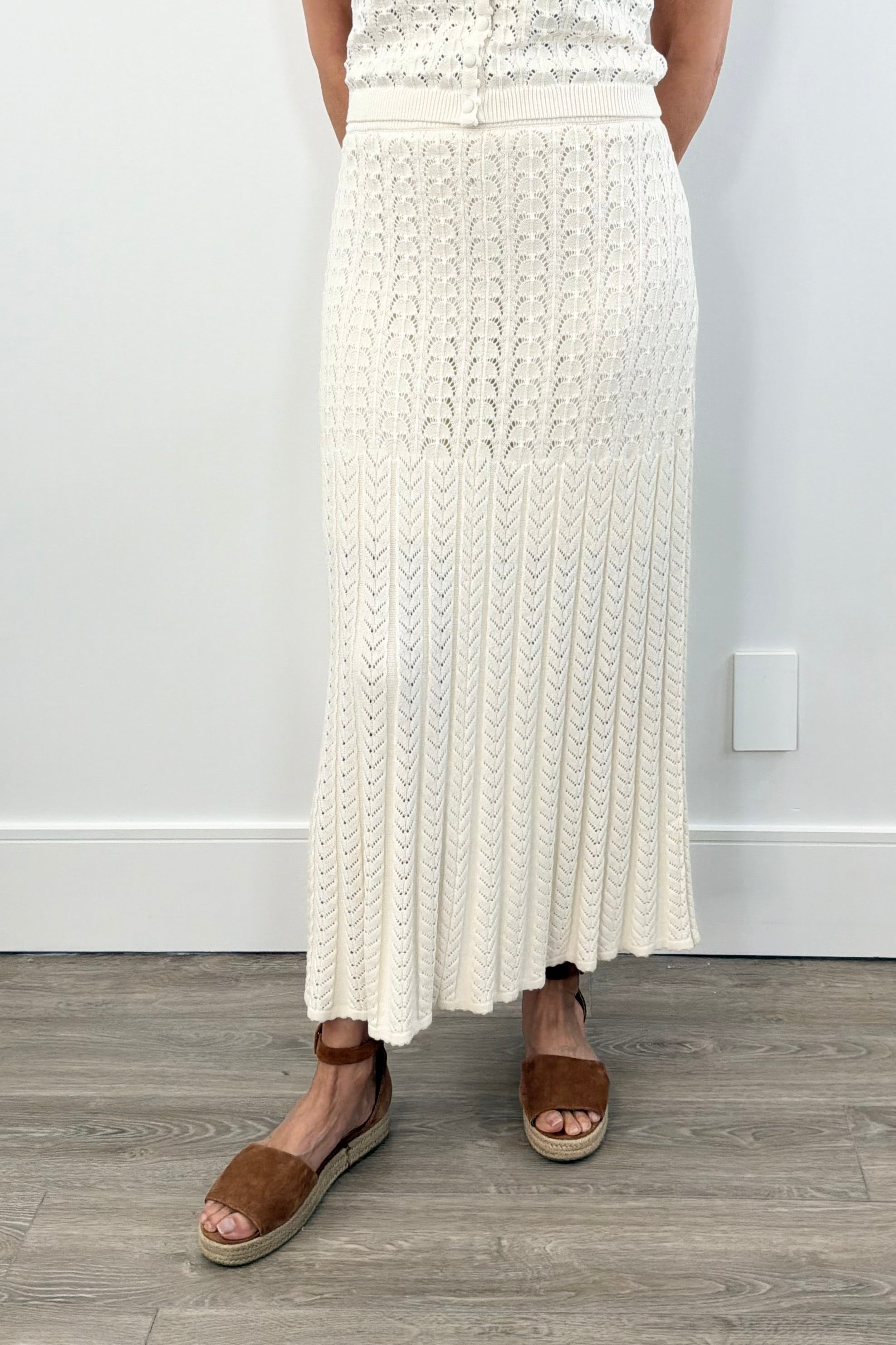 Woman wearing a cream knit midi skirt with elastic waistband