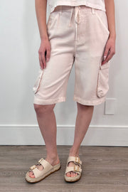 woman wearing light pink cargo shorts