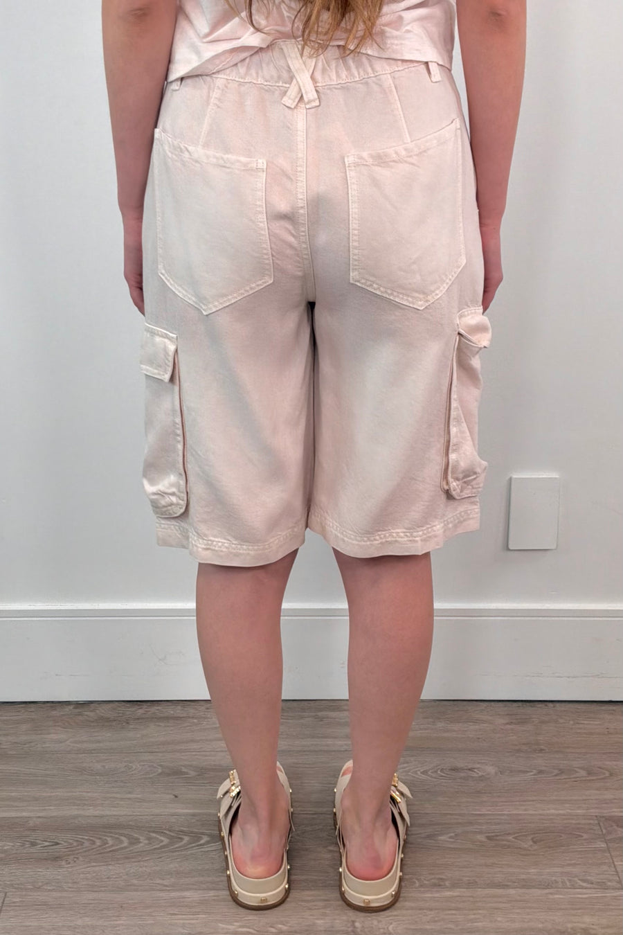woman wearing light pink cargo shorts