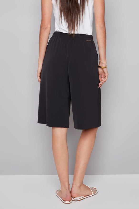 woman wearing black bermuda short