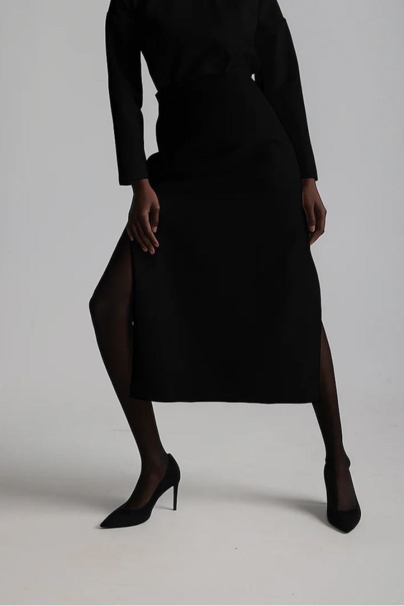Woman wearing a black skirts with slits in the sides
