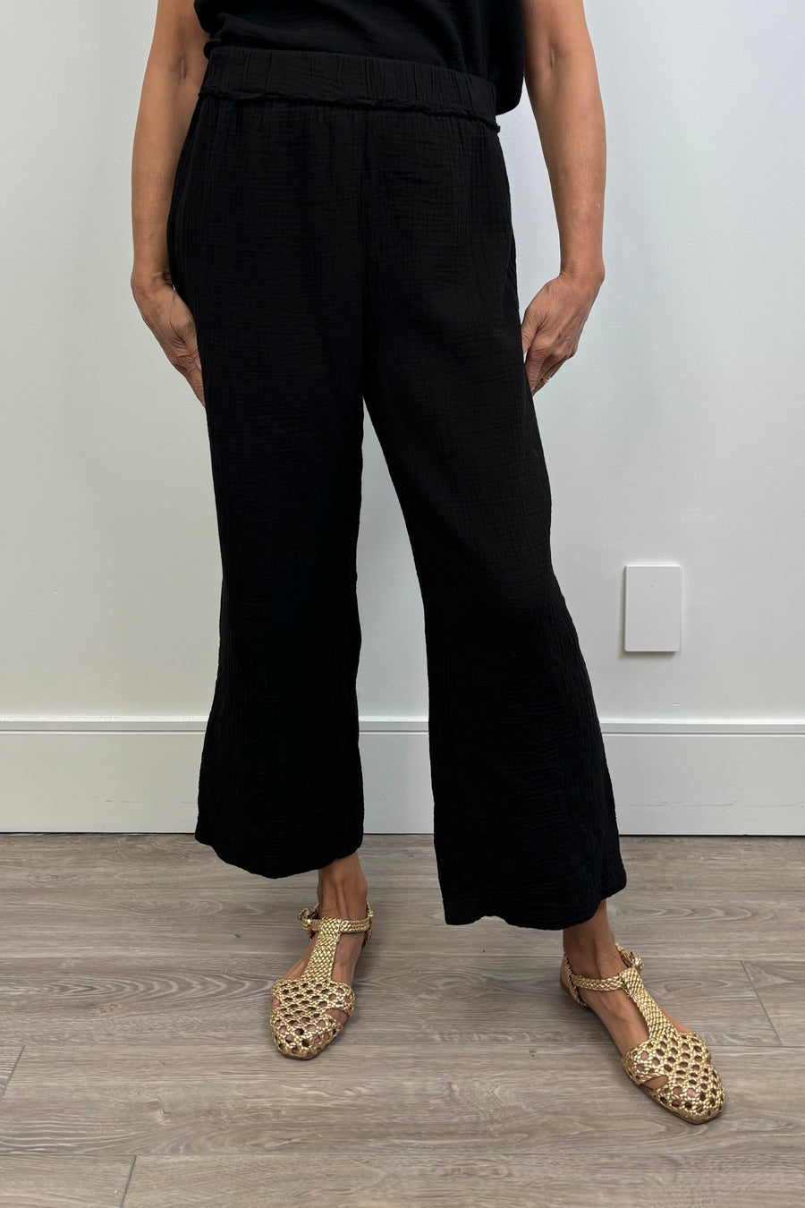 Bobi Cropped Wide Leg Pant in Black