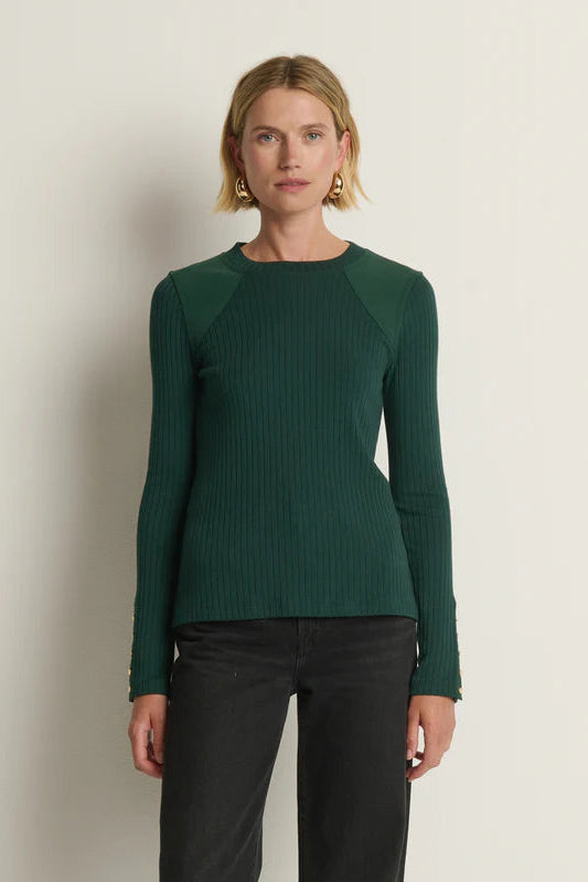 Woman wearing a green knitted long sleeve 