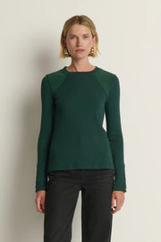 Woman wearing a green knitted long sleeve 