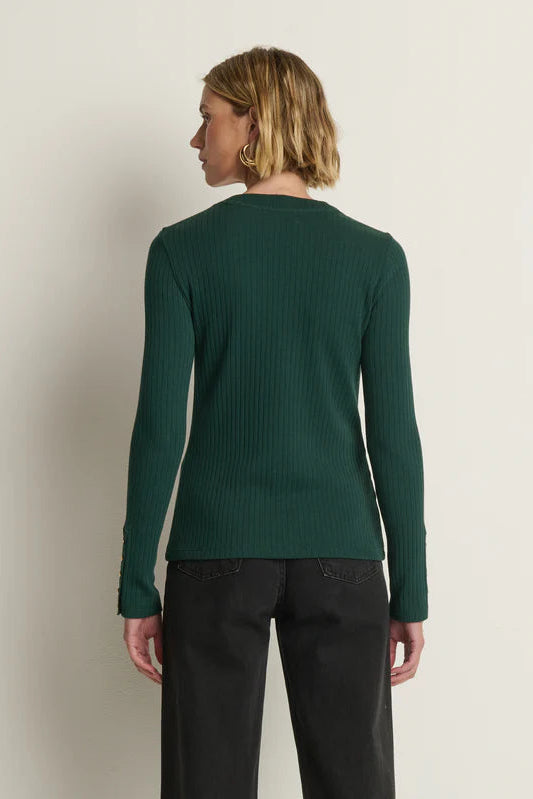 Woman wearing a green knitted long sleeve 