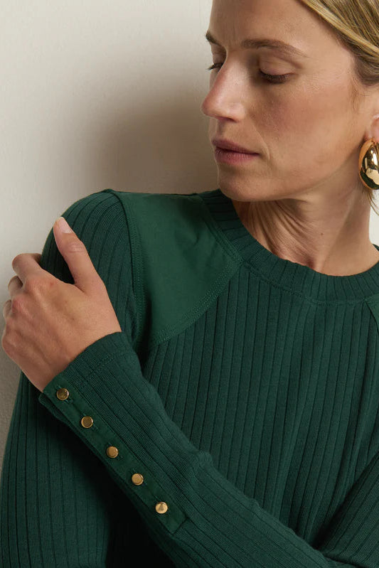 Woman wearing a green knitted long sleeve 