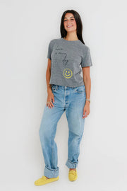 woman wearing gray graphic tee