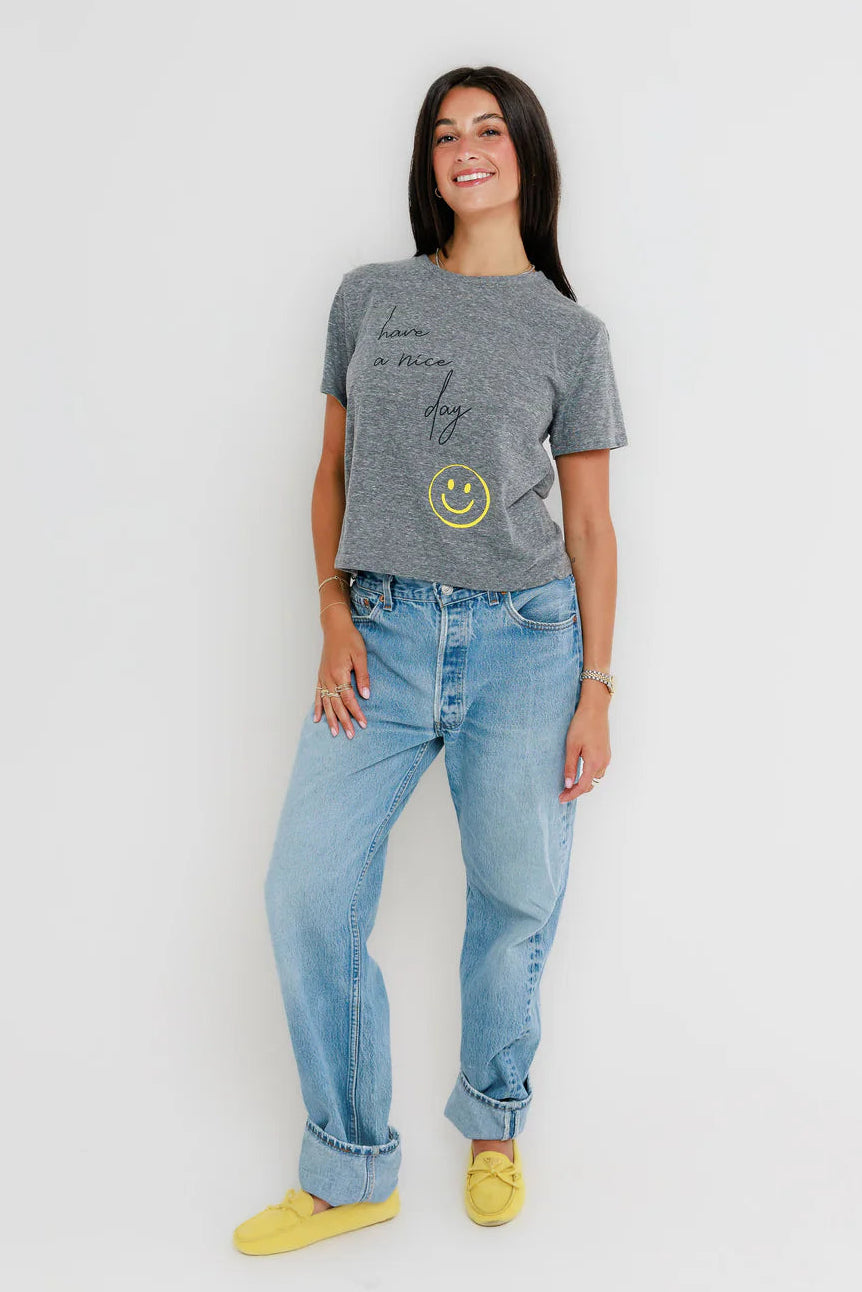 woman wearing gray graphic tee