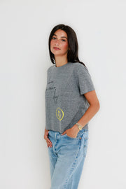woman wearing gray graphic tee
