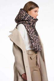 Woman wearing a leopard print collar with a beige coat on a white background