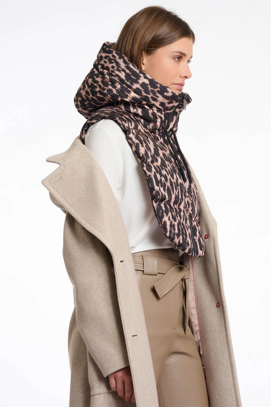 Woman wearing a leopard print collar with a beige coat on a white background