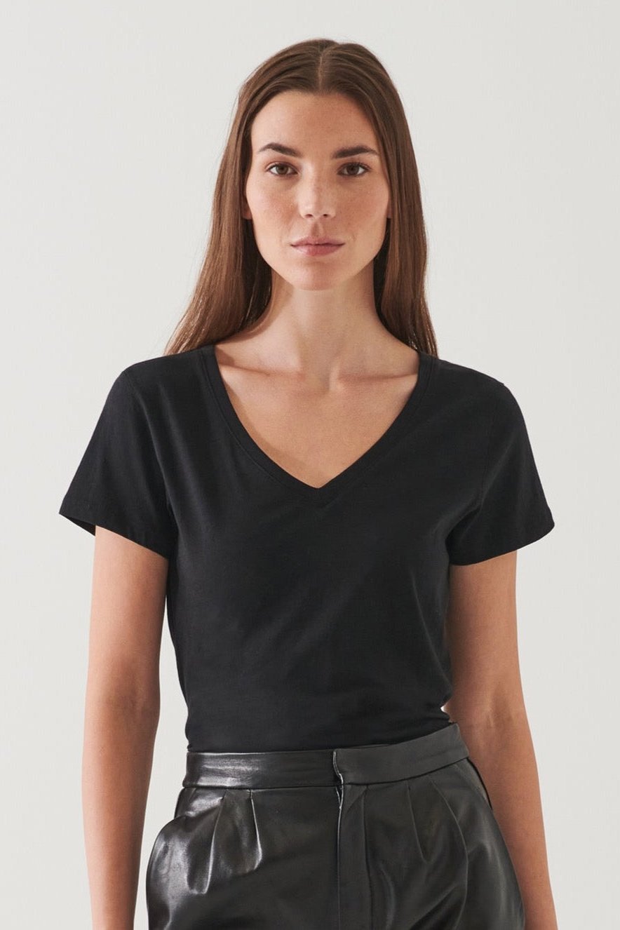 Patrick Assaraf Classic Cotton V-Neck T-Shirt in Black - Size XS Available