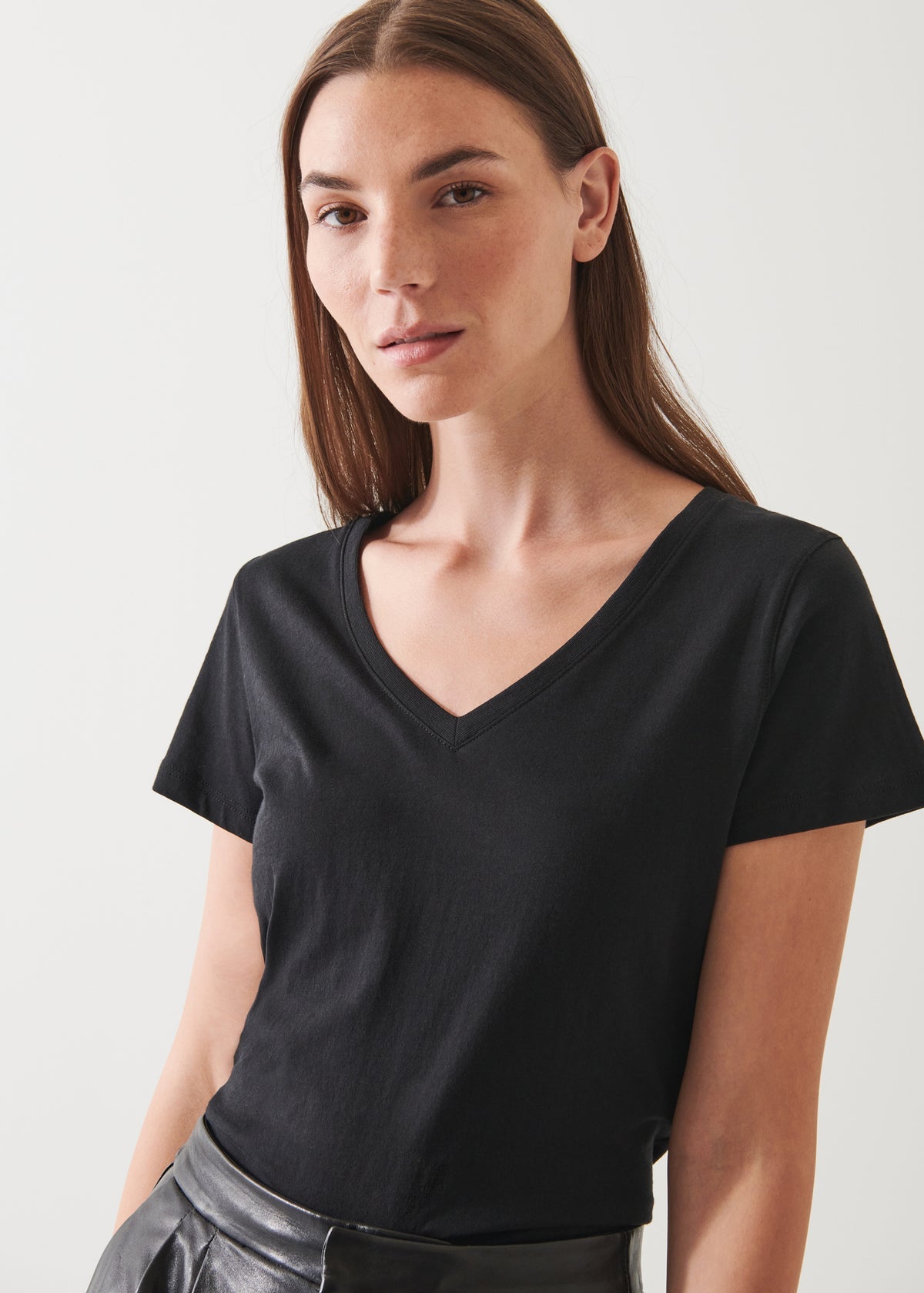 Patrick Assaraf Classic Cotton V-Neck T-Shirt in Black - Size XS Available