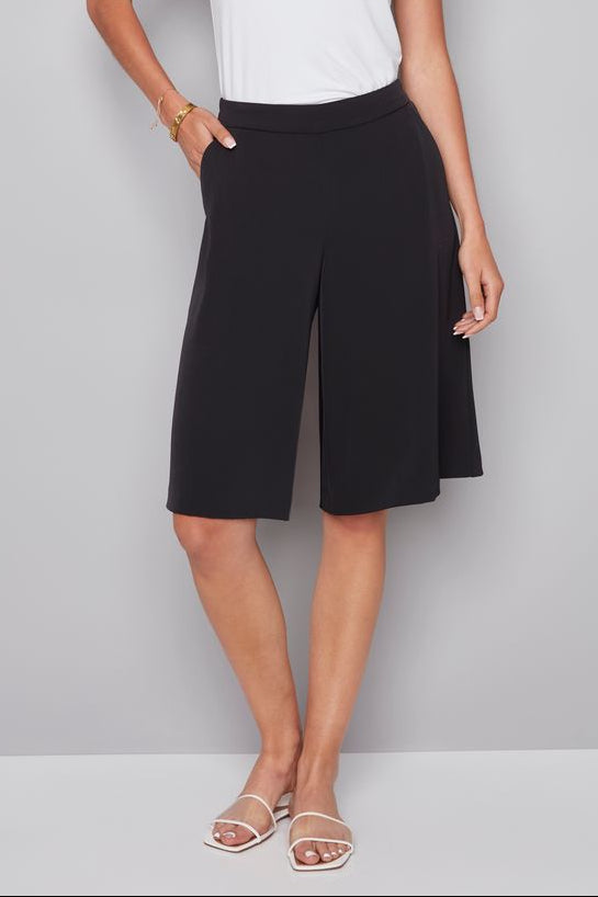 woman wearing black bermuda short