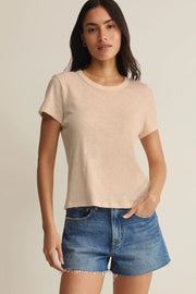 Woman wearing a beige crewneck short-sleeve T-shirt, front