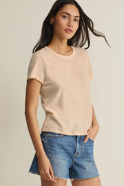 Woman wearing a beige crewneck short-sleeve T-shirt, front