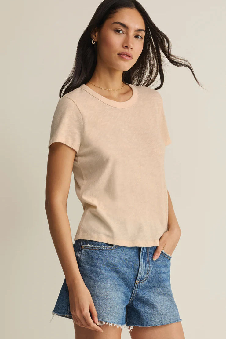 Woman wearing a beige crewneck short-sleeve T-shirt, front