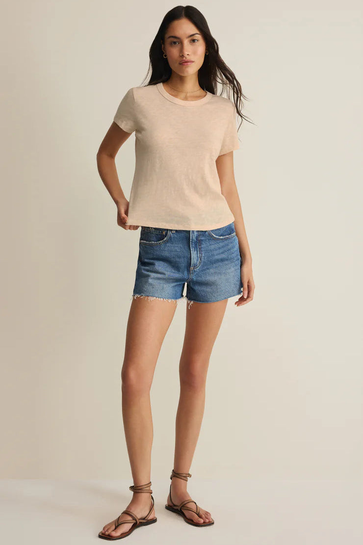 Woman wearing a beige crewneck short-sleeve T-shirt, front