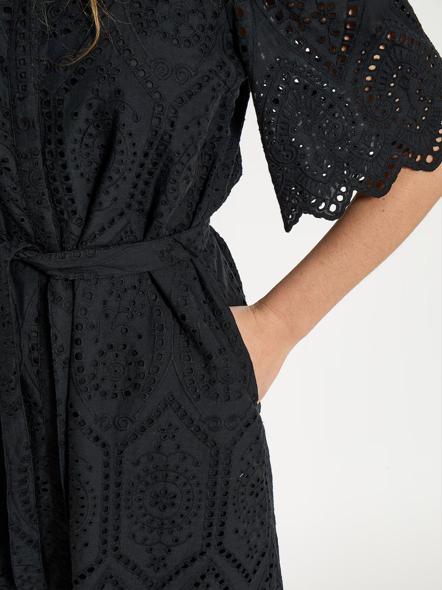 Short-sleeve black dress with a relaxed fit, featuring a soft drape and an easy, flattering silhouette, detail