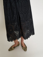 Short-sleeve black dress with a relaxed fit, featuring a soft drape and an easy, flattering silhouette, detail