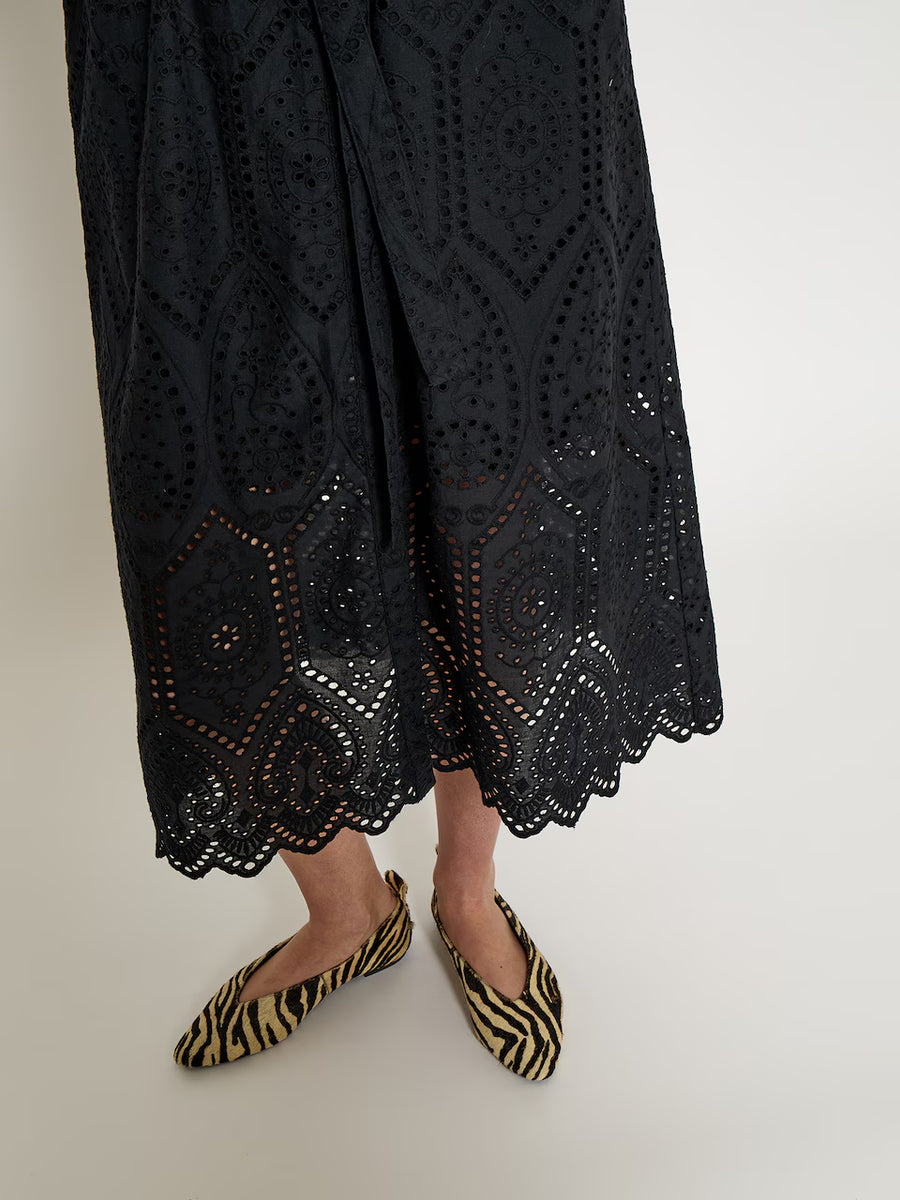 Short-sleeve black dress with a relaxed fit, featuring a soft drape and an easy, flattering silhouette, detail
